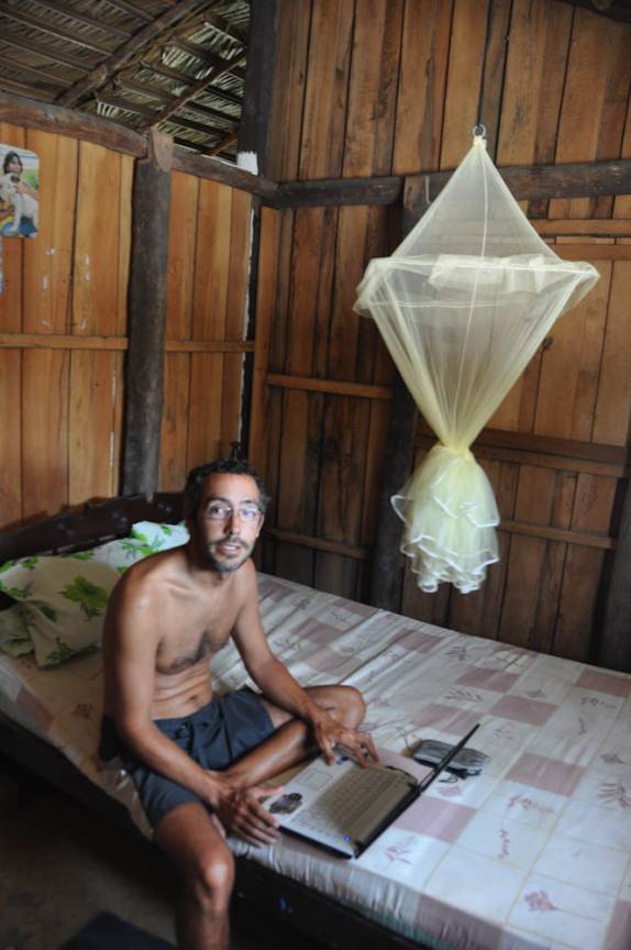 Trabalhando no quarto da pousada na Ilha de Lençóis, nas Reentrâncias Maranhenses - MA